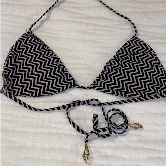 ❤️3 for $20❤️Reversible bikini top with gold geometric accents - Picture 2 of 5